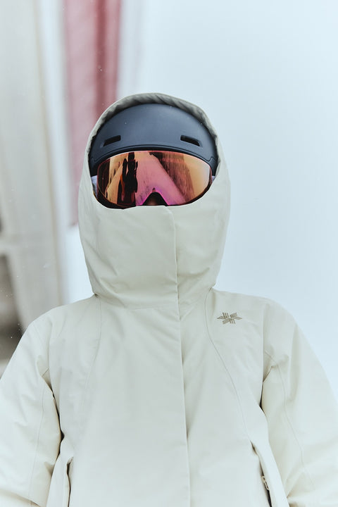 GW16300 W's GORE-TEX Down Jacket 착용 이미지